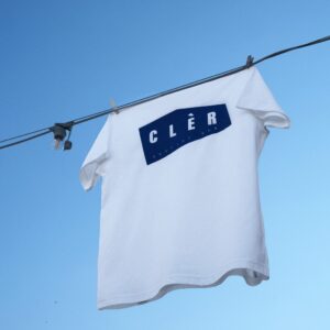 foto maglietta t-shirt retro posteriore bianca con scritta blu su sfondo cielo azzurro